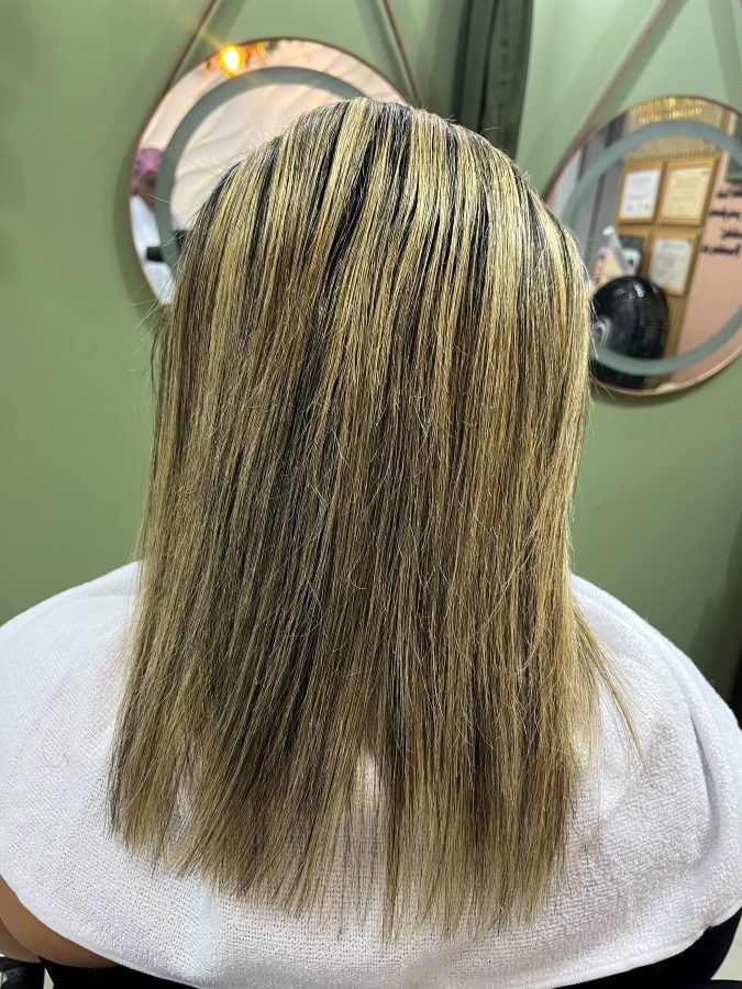 Cabelo loiro danificado por química, opaco e com pontas quebradiças