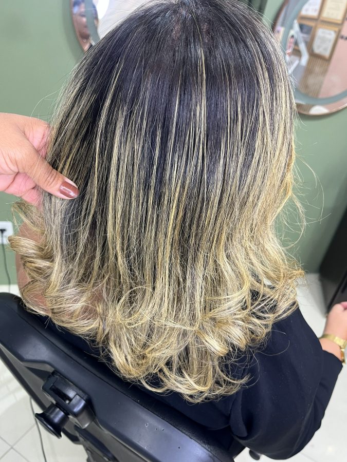 O mesmo cabelo loiro depois do tratamento, com brilho, maciez e movimento