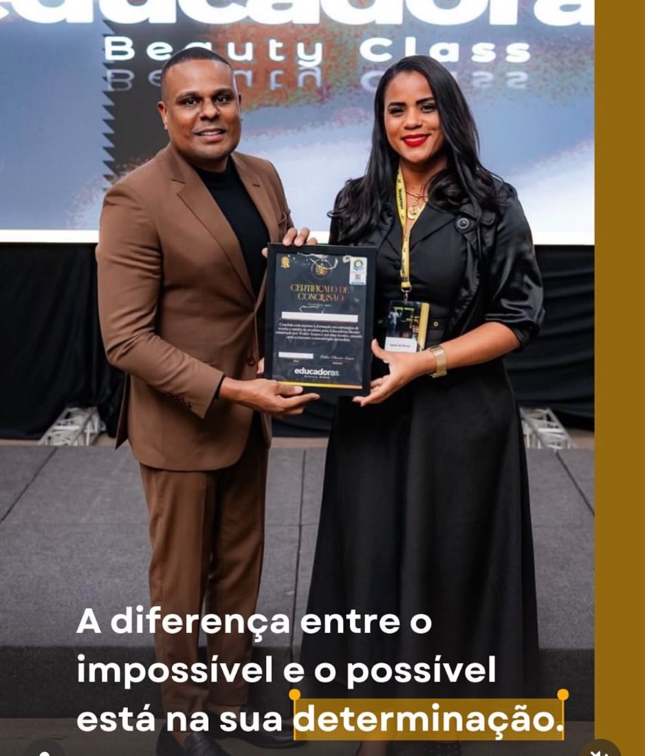 Geisa Marinho recebendo o certificado de conclusão do Educadoras Beauty Class
