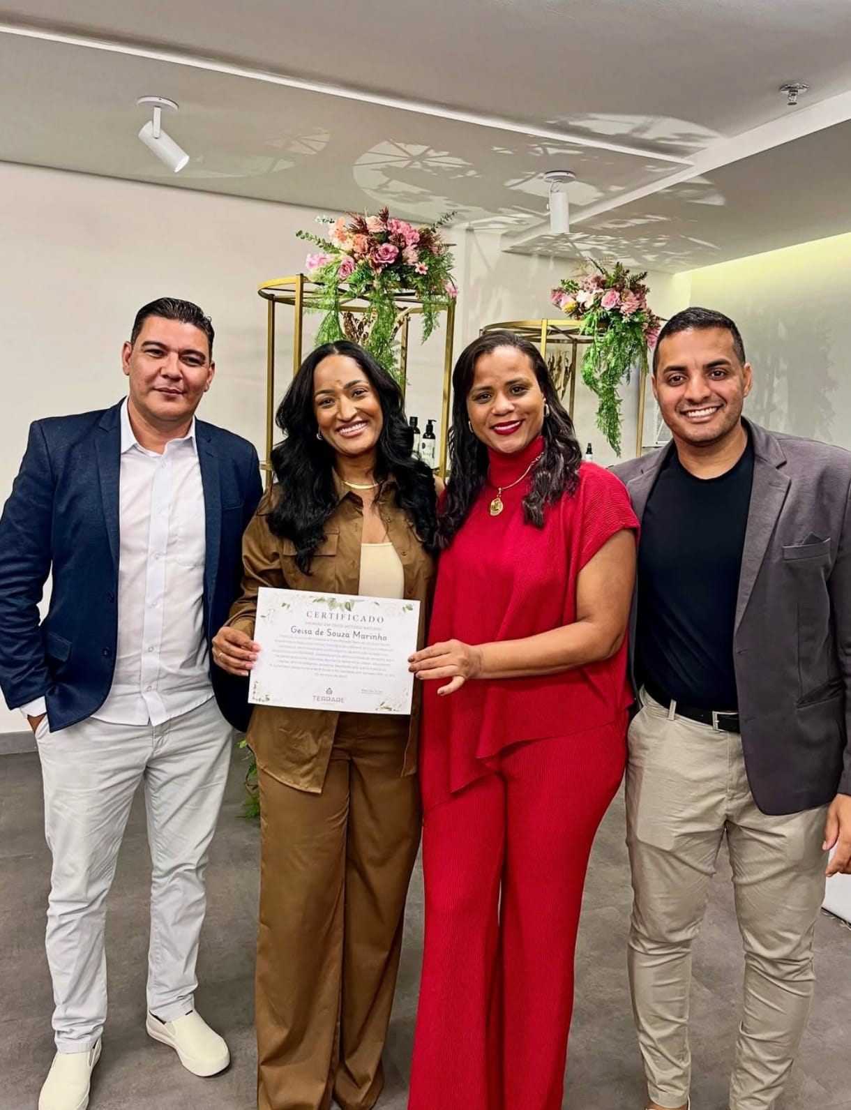 Geisa Marinho recebendo certificado de formação em terapia capilar