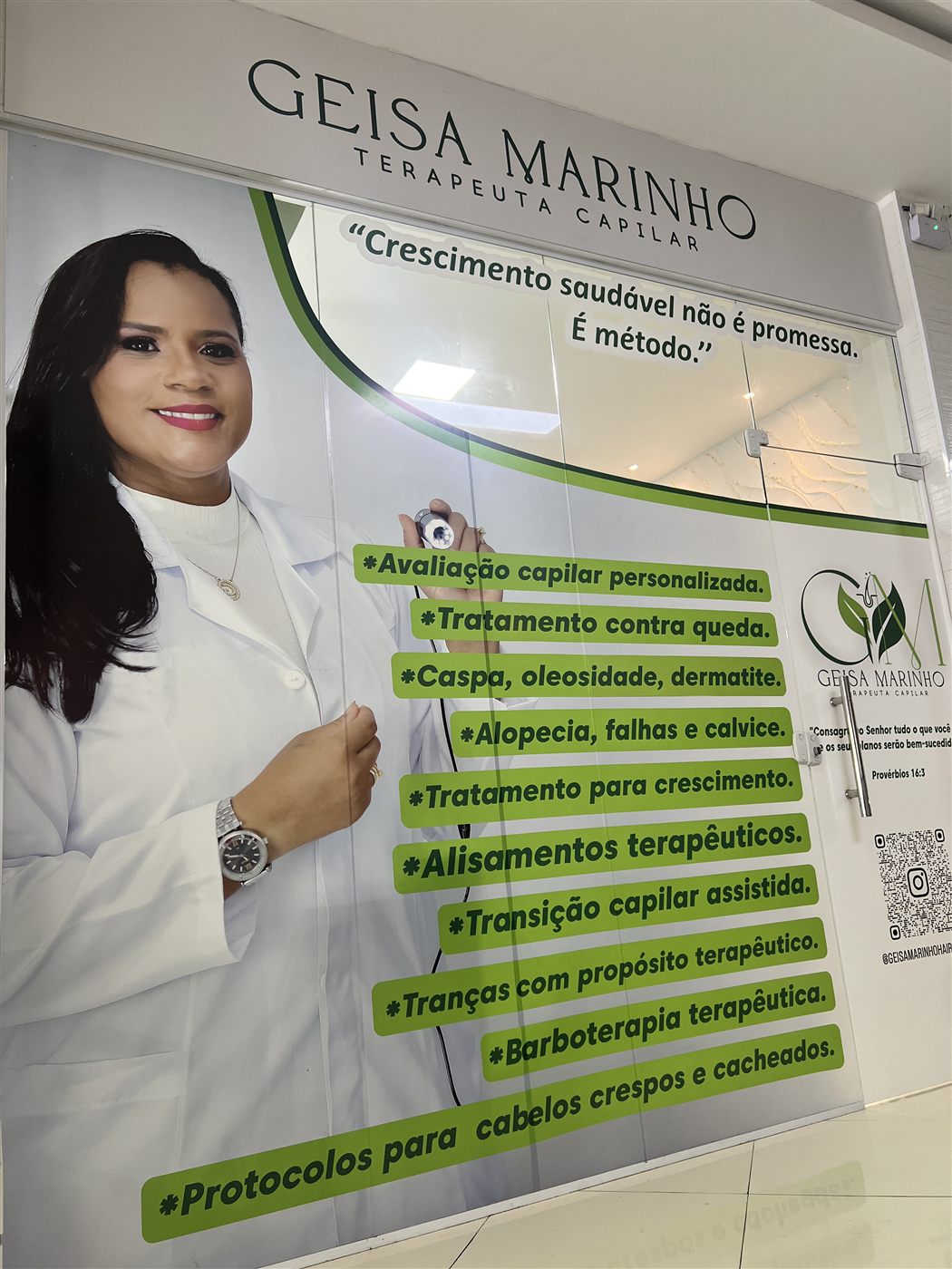 Fachada do espaço terapêutico Geisa Marinho com lista de tratamentos capilares