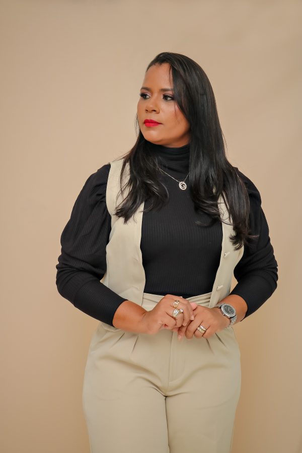 Geisa Marinho, terapeuta capilar e educadora, em retrato profissional