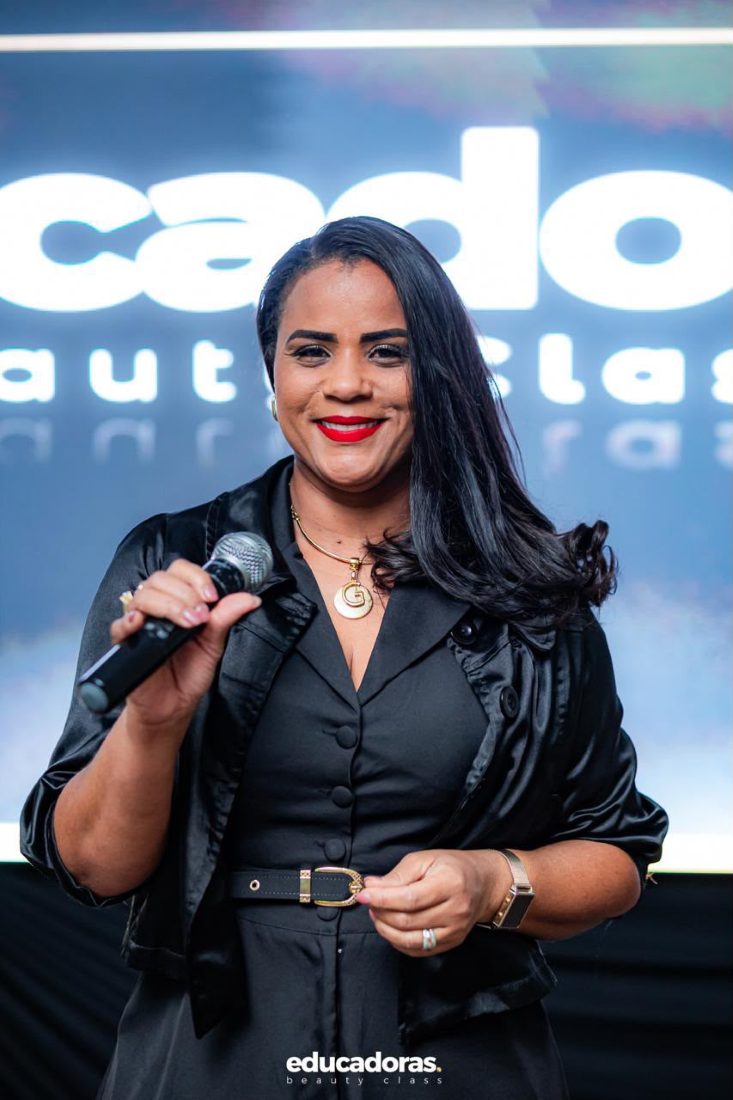 Geisa Marinho ao microfone no palco do Educadoras Beauty Class