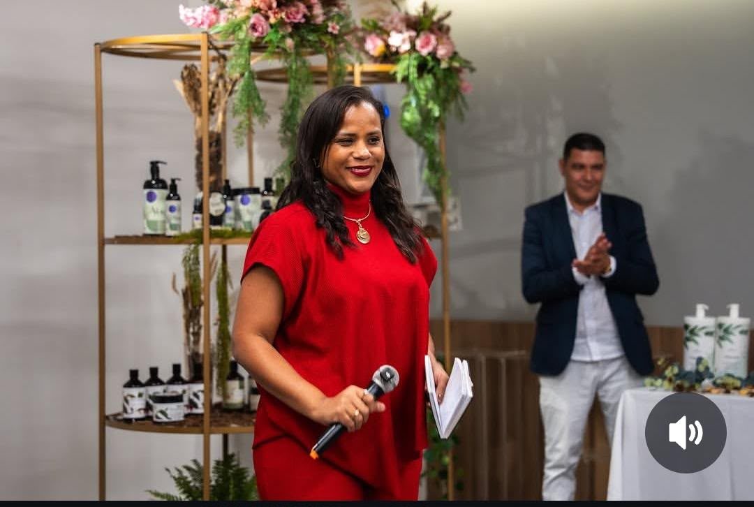 Geisa Marinho apresentando ao microfone em evento da Terrare Professional