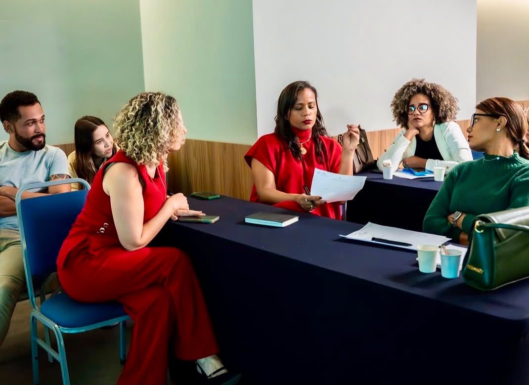Geisa Marinho conduzindo uma mesa de trabalho com profissionais do setor