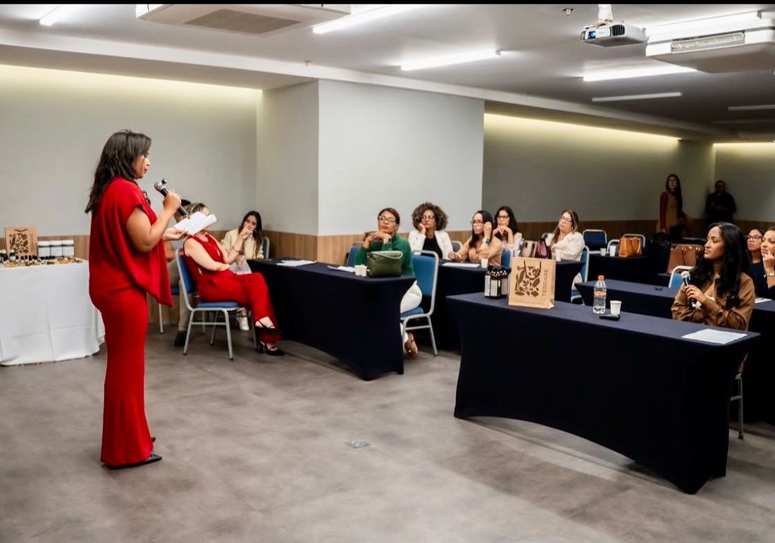 Plateia de profissionais acompanhando a palestra de Geisa Marinho