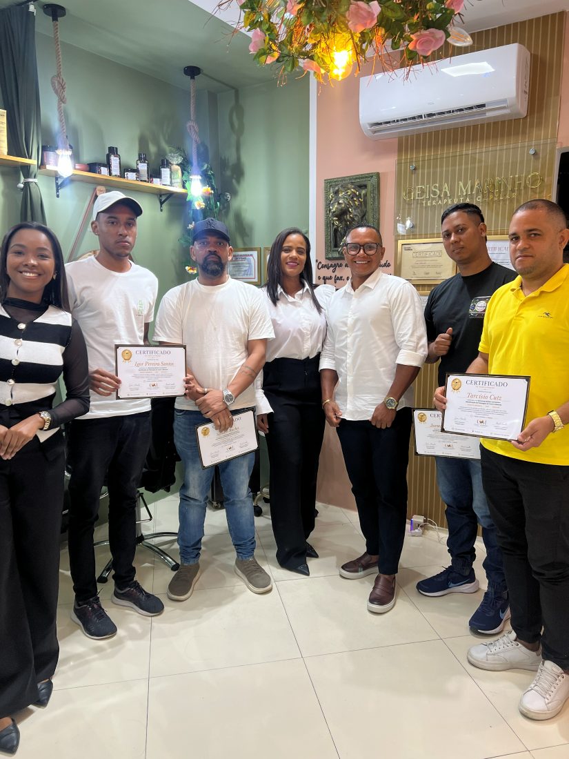 Turma do Workshop Barber Connection reunida com os certificados de conclusão